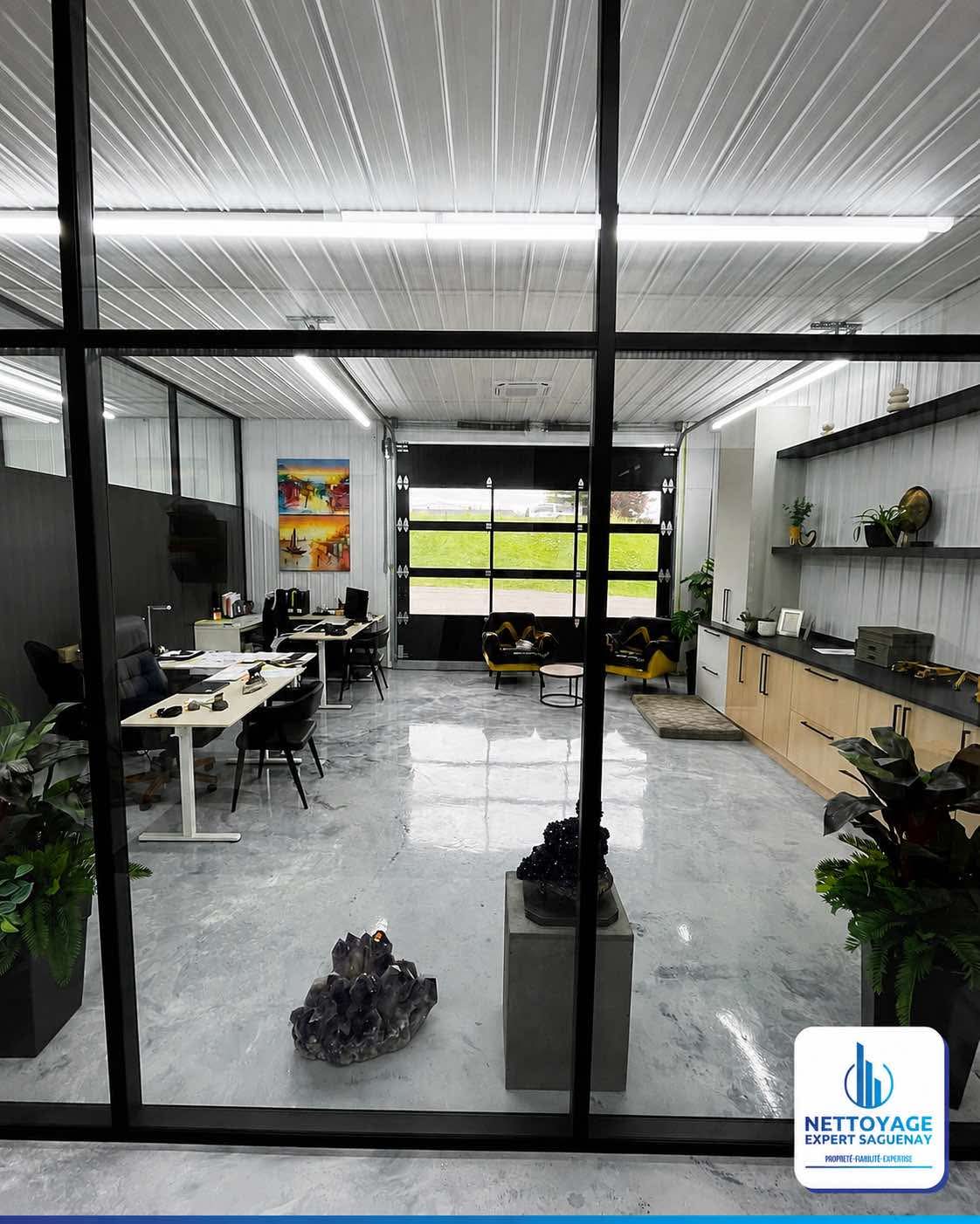 Bureaux à cloisons vitrées et plancher époxy impeccable
