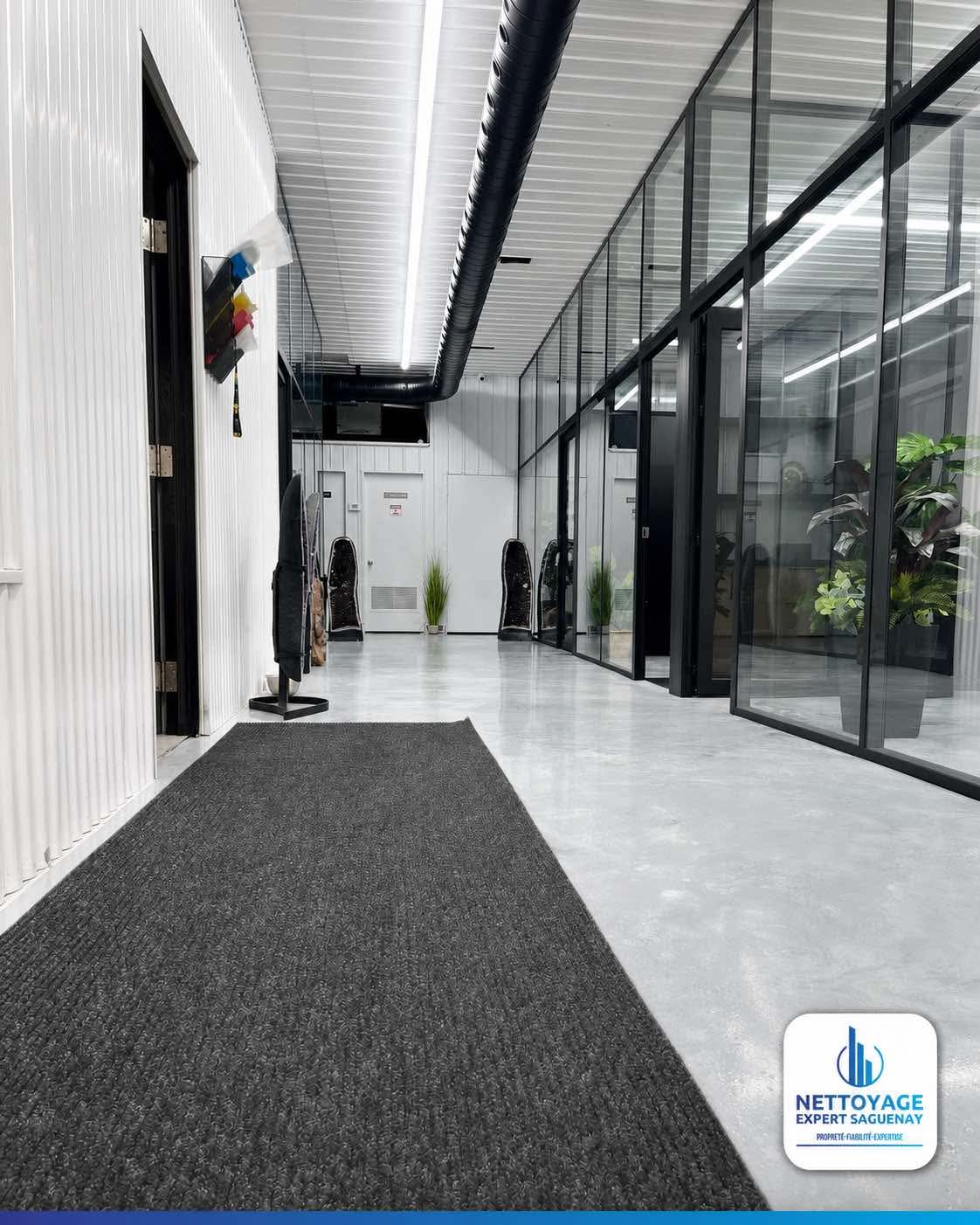 Corridor d'immeuble propre avec cloisons vitrées