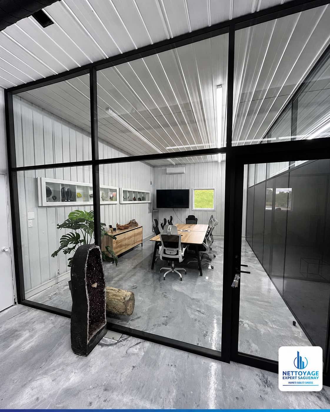 Salle de réunion vitrée impeccable