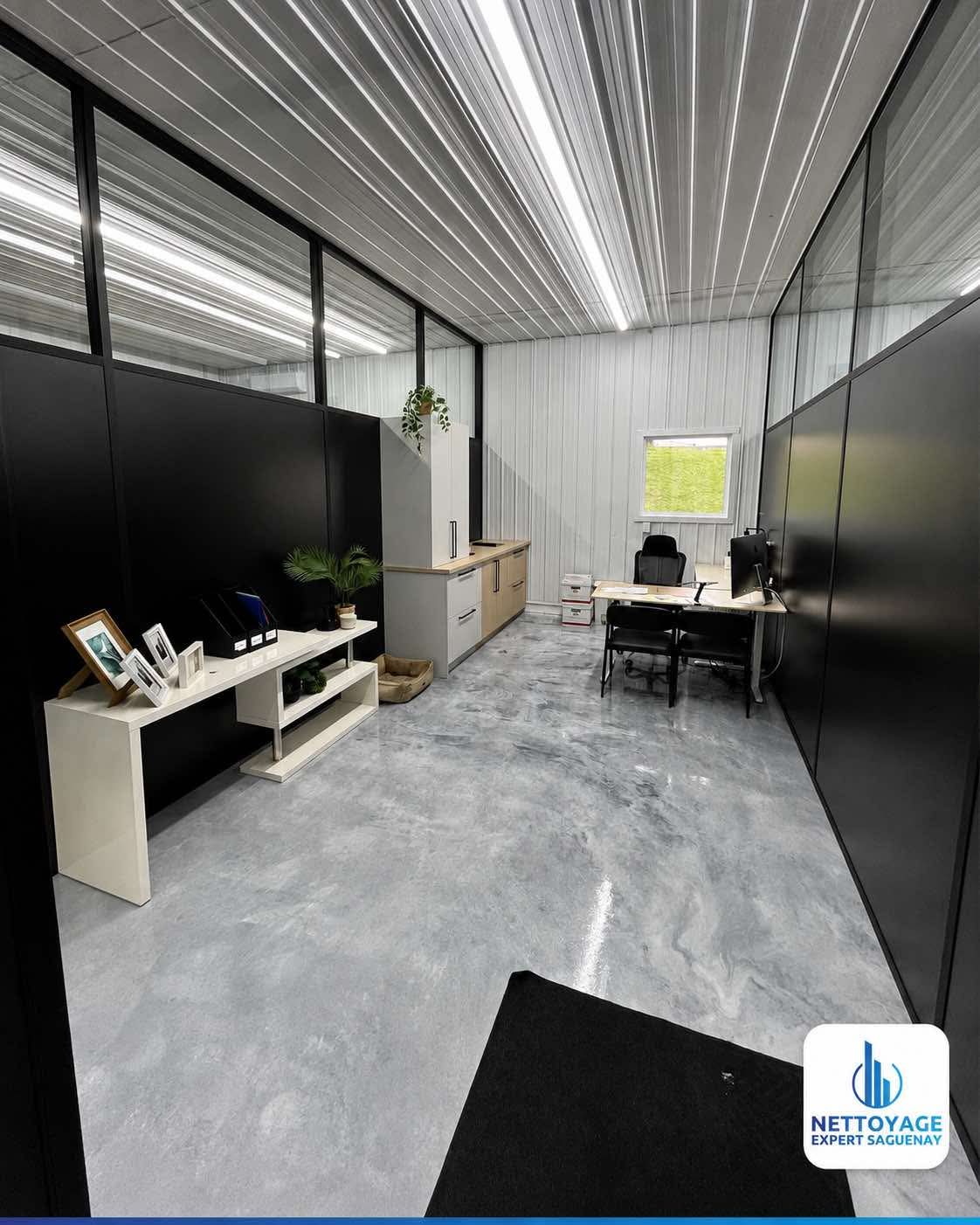 Bureau au plancher époxy fraîchement nettoyé