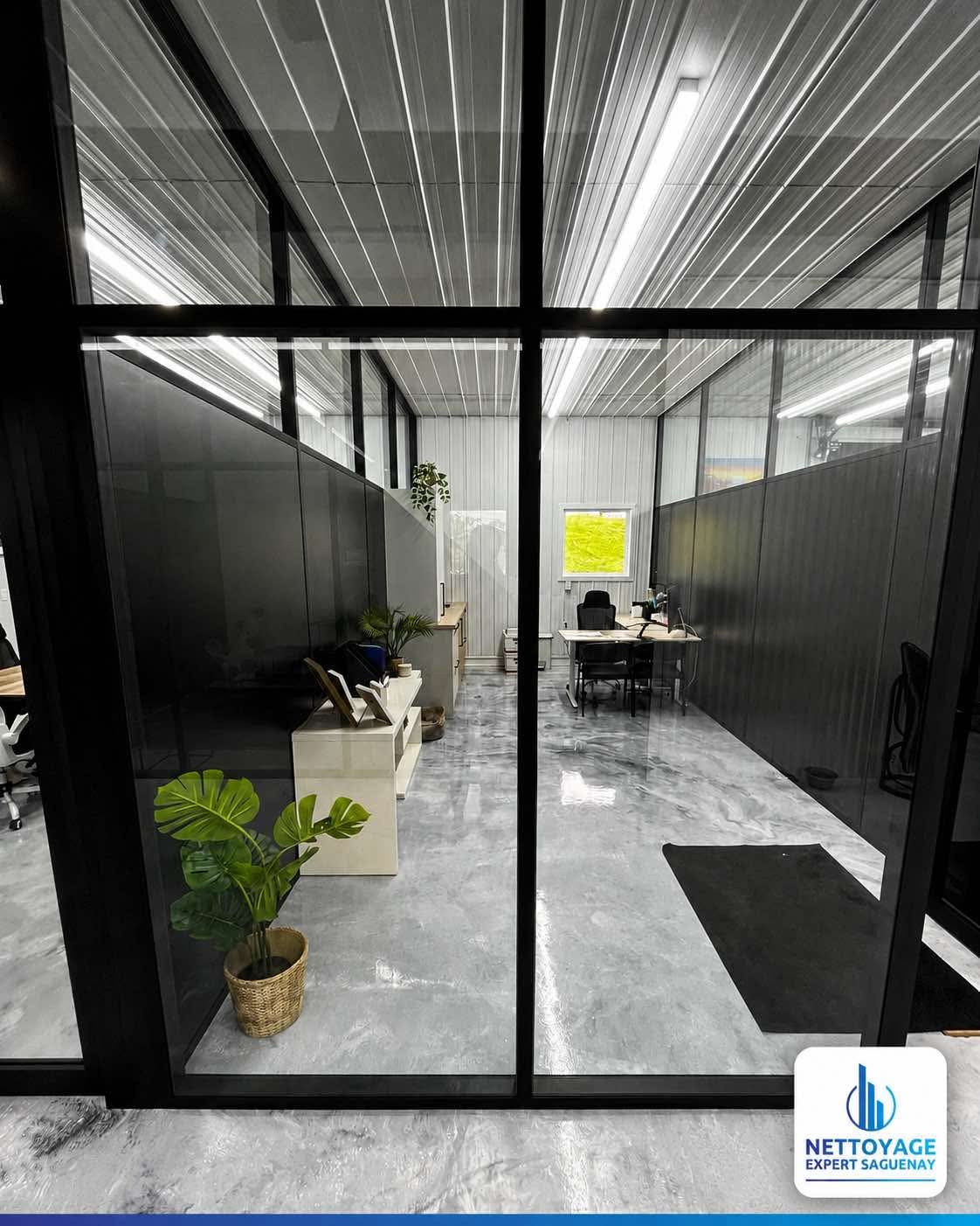 Bureaux vitrés entretenus, plantes et plancher lustré