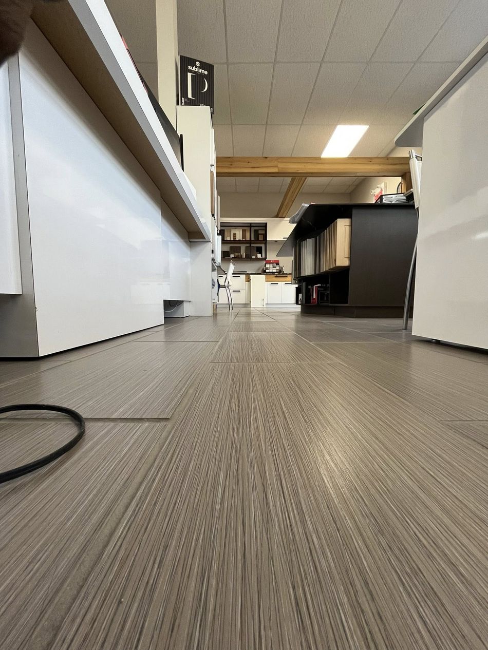 Corridor commercial propre lors d'un nettoyage de fin de bail