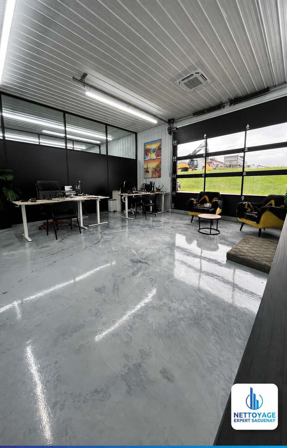 Aire ouverte de bureaux au plancher époxy lustré, entretenue par Nettoyage Expert Saguenay